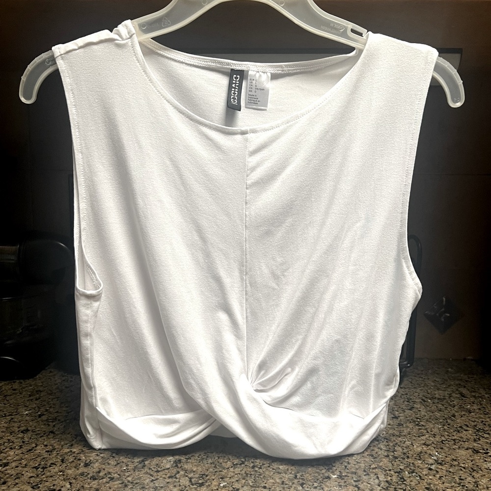DIVIDED H&M cropped tank top. Size large.